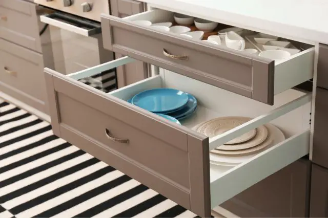 benefits-of-choosing-cabinets-with-drawers-for-extra-storage